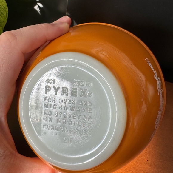 Vintage PYREX ‘79 Butterfly Gold 401 Mixing Bowl - Picture 4 of 5